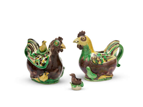 A PAIR OF GREEN, YELLOW AND AUBERGINE-GLAZED BISCUIT HEN-FORM EWERS AND COVERS - Foto 7