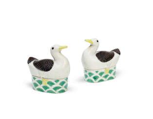 A PAIR OF FAMILLE VERTE BISCUIT DUCK-FORM BOXES AND COVERS