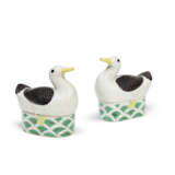 A PAIR OF FAMILLE VERTE BISCUIT DUCK-FORM BOXES AND COVERS - Foto 1