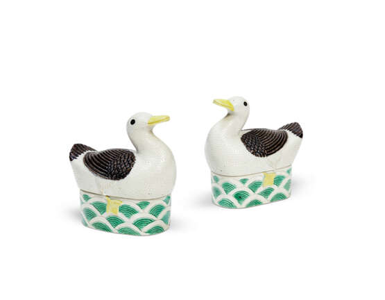 A PAIR OF FAMILLE VERTE BISCUIT DUCK-FORM BOXES AND COVERS - Foto 1