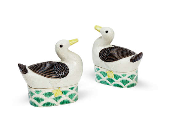 A PAIR OF FAMILLE VERTE BISCUIT DUCK-FORM BOXES AND COVERS - photo 2