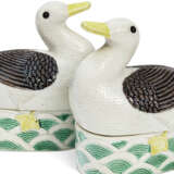 A PAIR OF FAMILLE VERTE BISCUIT DUCK-FORM BOXES AND COVERS - photo 3