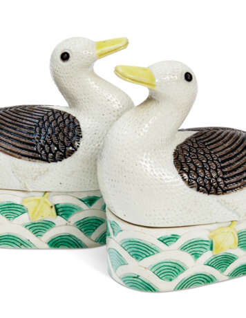 A PAIR OF FAMILLE VERTE BISCUIT DUCK-FORM BOXES AND COVERS - Foto 3