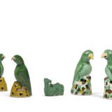 TWO PAIRS OF FAMILLE VERTE BISCUIT PARROTS AND A GREEN-GLAZED BISCUIT RECUMBENT HORSE - Foto 1