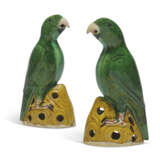 TWO PAIRS OF FAMILLE VERTE BISCUIT PARROTS AND A GREEN-GLAZED BISCUIT RECUMBENT HORSE - Foto 2