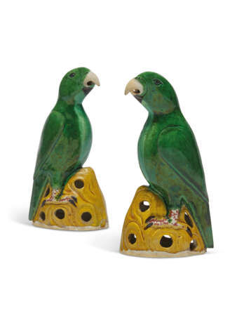 TWO PAIRS OF FAMILLE VERTE BISCUIT PARROTS AND A GREEN-GLAZED BISCUIT RECUMBENT HORSE - Foto 2
