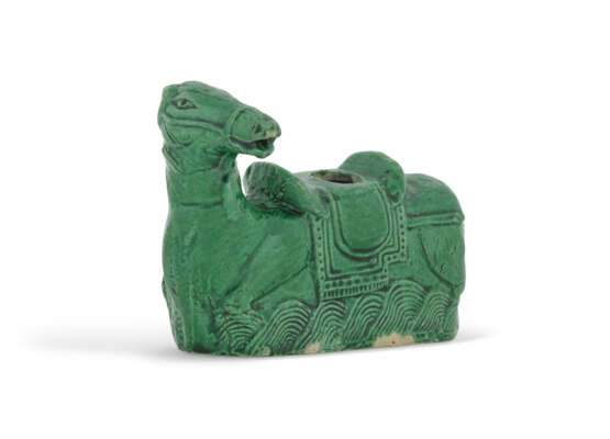 TWO PAIRS OF FAMILLE VERTE BISCUIT PARROTS AND A GREEN-GLAZED BISCUIT RECUMBENT HORSE - Foto 5