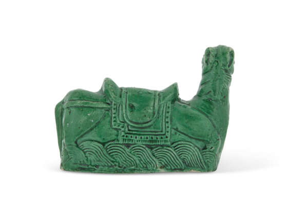 TWO PAIRS OF FAMILLE VERTE BISCUIT PARROTS AND A GREEN-GLAZED BISCUIT RECUMBENT HORSE - Foto 6