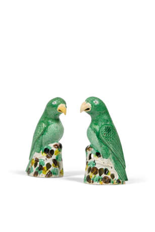 TWO PAIRS OF FAMILLE VERTE BISCUIT PARROTS AND A GREEN-GLAZED BISCUIT RECUMBENT HORSE - Foto 7