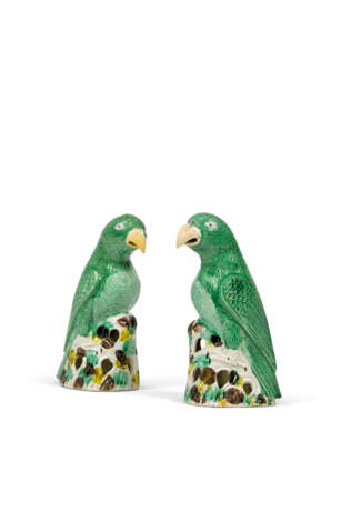 TWO PAIRS OF FAMILLE VERTE BISCUIT PARROTS AND A GREEN-GLAZED BISCUIT RECUMBENT HORSE - photo 8