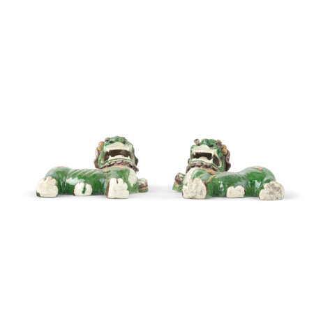A PAIR OF GREEN, YELLOW AND AUBERGINE-GLAZED BISCUIT BUDDHIST LIONS - фото 2