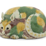 AN EGG-AND-SPINACH GLAZED 'CAT' NIGHT LANTERN - Foto 1