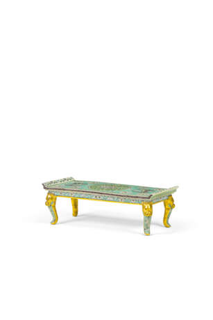 A FAMILLE VERTE BISCUIT MINIATURE TABLE - Foto 1