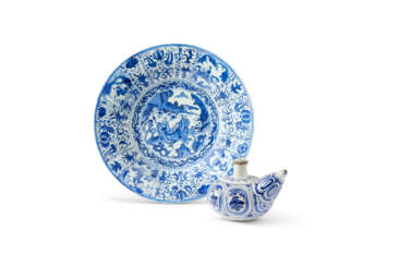 A LARGE BLUE AND WHITE 'KRAAK' CHARGER AND A BLUE AND WHITE KENDI