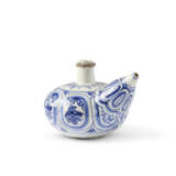 A LARGE BLUE AND WHITE 'KRAAK' CHARGER AND A BLUE AND WHITE KENDI - Foto 7