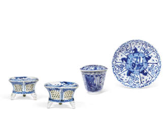 A BLUE AND WHITE PAIR OF RETICULATED SALT-CELLARS AND A BLUE AND WHITE CUP, COVER AND SAUCER