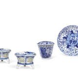 A BLUE AND WHITE PAIR OF RETICULATED SALT-CELLARS AND A BLUE AND WHITE CUP, COVER AND SAUCER - фото 1
