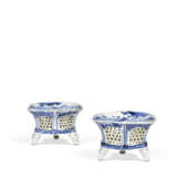 A BLUE AND WHITE PAIR OF RETICULATED SALT-CELLARS AND A BLUE AND WHITE CUP, COVER AND SAUCER - фото 2