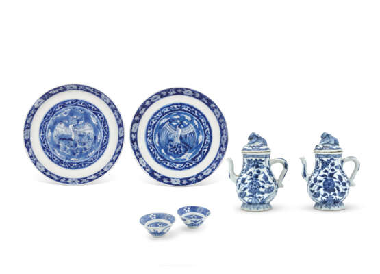 A PAIR OF BLUE AND WHITE DISHES, A PAIR OF BLUE AND WHITE BOWLS AND A PAIR OF BLUE AND WHITE EWER AND COVERS - photo 1