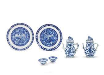 A PAIR OF BLUE AND WHITE DISHES, A PAIR OF BLUE AND WHITE BOWLS AND A PAIR OF BLUE AND WHITE EWER AND COVERS