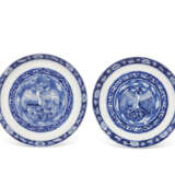 A PAIR OF BLUE AND WHITE DISHES, A PAIR OF BLUE AND WHITE BOWLS AND A PAIR OF BLUE AND WHITE EWER AND COVERS - фото 2