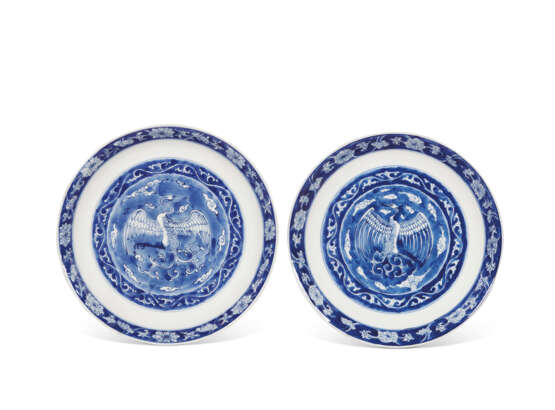 A PAIR OF BLUE AND WHITE DISHES, A PAIR OF BLUE AND WHITE BOWLS AND A PAIR OF BLUE AND WHITE EWER AND COVERS - Foto 2