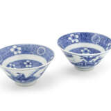 A PAIR OF BLUE AND WHITE DISHES, A PAIR OF BLUE AND WHITE BOWLS AND A PAIR OF BLUE AND WHITE EWER AND COVERS - фото 3