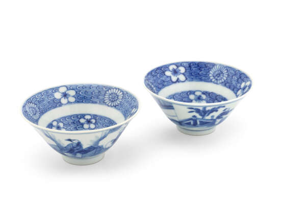 A PAIR OF BLUE AND WHITE DISHES, A PAIR OF BLUE AND WHITE BOWLS AND A PAIR OF BLUE AND WHITE EWER AND COVERS - Foto 3
