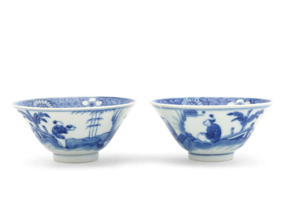 A PAIR OF BLUE AND WHITE DISHES, A PAIR OF BLUE AND WHITE BOWLS AND A PAIR OF BLUE AND WHITE EWER AND COVERS - photo 4