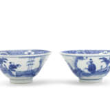A PAIR OF BLUE AND WHITE DISHES, A PAIR OF BLUE AND WHITE BOWLS AND A PAIR OF BLUE AND WHITE EWER AND COVERS - фото 4