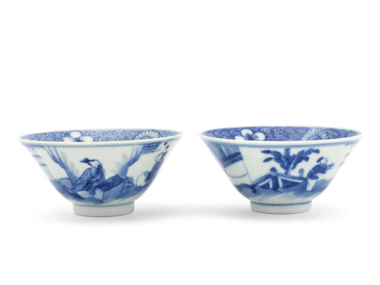 A PAIR OF BLUE AND WHITE DISHES, A PAIR OF BLUE AND WHITE BOWLS AND A PAIR OF BLUE AND WHITE EWER AND COVERS - фото 5