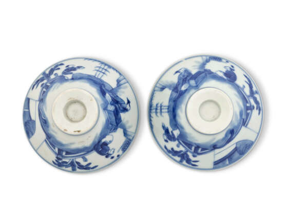 A PAIR OF BLUE AND WHITE DISHES, A PAIR OF BLUE AND WHITE BOWLS AND A PAIR OF BLUE AND WHITE EWER AND COVERS - Foto 6