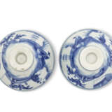 A PAIR OF BLUE AND WHITE DISHES, A PAIR OF BLUE AND WHITE BOWLS AND A PAIR OF BLUE AND WHITE EWER AND COVERS - Foto 6
