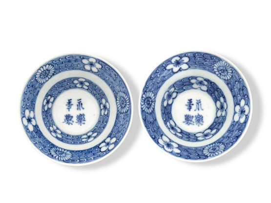 A PAIR OF BLUE AND WHITE DISHES, A PAIR OF BLUE AND WHITE BOWLS AND A PAIR OF BLUE AND WHITE EWER AND COVERS - фото 7
