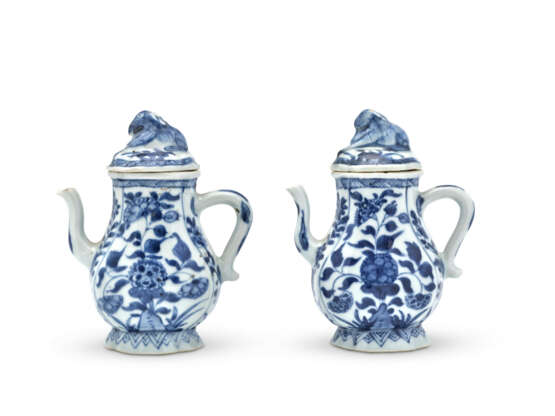 A PAIR OF BLUE AND WHITE DISHES, A PAIR OF BLUE AND WHITE BOWLS AND A PAIR OF BLUE AND WHITE EWER AND COVERS - Foto 8