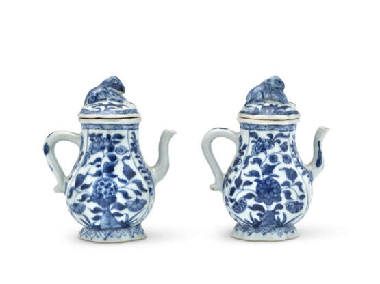 A PAIR OF BLUE AND WHITE DISHES, A PAIR OF BLUE AND WHITE BOWLS AND A PAIR OF BLUE AND WHITE EWER AND COVERS - фото 9