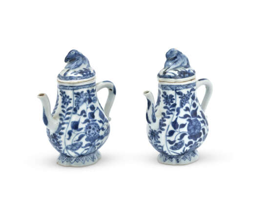 A PAIR OF BLUE AND WHITE DISHES, A PAIR OF BLUE AND WHITE BOWLS AND A PAIR OF BLUE AND WHITE EWER AND COVERS - фото 10