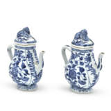 A PAIR OF BLUE AND WHITE DISHES, A PAIR OF BLUE AND WHITE BOWLS AND A PAIR OF BLUE AND WHITE EWER AND COVERS - фото 11