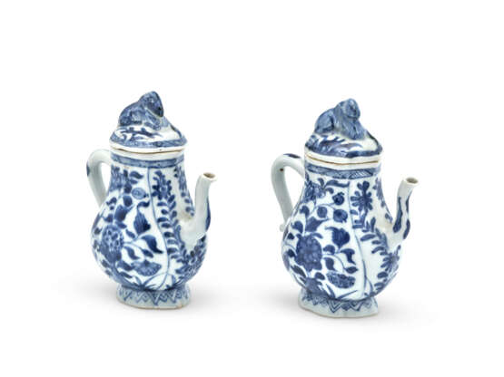 A PAIR OF BLUE AND WHITE DISHES, A PAIR OF BLUE AND WHITE BOWLS AND A PAIR OF BLUE AND WHITE EWER AND COVERS - фото 11