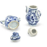 A PAIR OF BLUE AND WHITE DISHES, A PAIR OF BLUE AND WHITE BOWLS AND A PAIR OF BLUE AND WHITE EWER AND COVERS - photo 12
