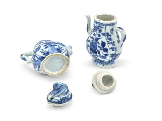 A PAIR OF BLUE AND WHITE DISHES, A PAIR OF BLUE AND WHITE BOWLS AND A PAIR OF BLUE AND WHITE EWER AND COVERS - фото 12