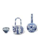 A BLUE AND WHITE STEMBOWL, A BLUE AND WHITE BOTTLE VASE AND A BLUE AND WHITE EWER - фото 1