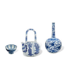 A BLUE AND WHITE STEMBOWL, A BLUE AND WHITE BOTTLE VASE AND A BLUE AND WHITE EWER