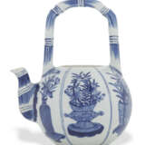 A BLUE AND WHITE STEMBOWL, A BLUE AND WHITE BOTTLE VASE AND A BLUE AND WHITE EWER - Foto 5