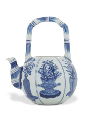 A BLUE AND WHITE STEMBOWL, A BLUE AND WHITE BOTTLE VASE AND A BLUE AND WHITE EWER - фото 5