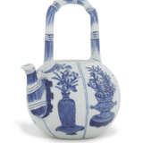 A BLUE AND WHITE STEMBOWL, A BLUE AND WHITE BOTTLE VASE AND A BLUE AND WHITE EWER - photo 6