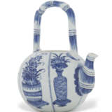 A BLUE AND WHITE STEMBOWL, A BLUE AND WHITE BOTTLE VASE AND A BLUE AND WHITE EWER - photo 7