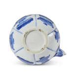 A BLUE AND WHITE STEMBOWL, A BLUE AND WHITE BOTTLE VASE AND A BLUE AND WHITE EWER - photo 8