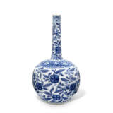 A BLUE AND WHITE STEMBOWL, A BLUE AND WHITE BOTTLE VASE AND A BLUE AND WHITE EWER - photo 9
