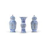 THREE RECULATED BLUE AND WHITE VASES - фото 2